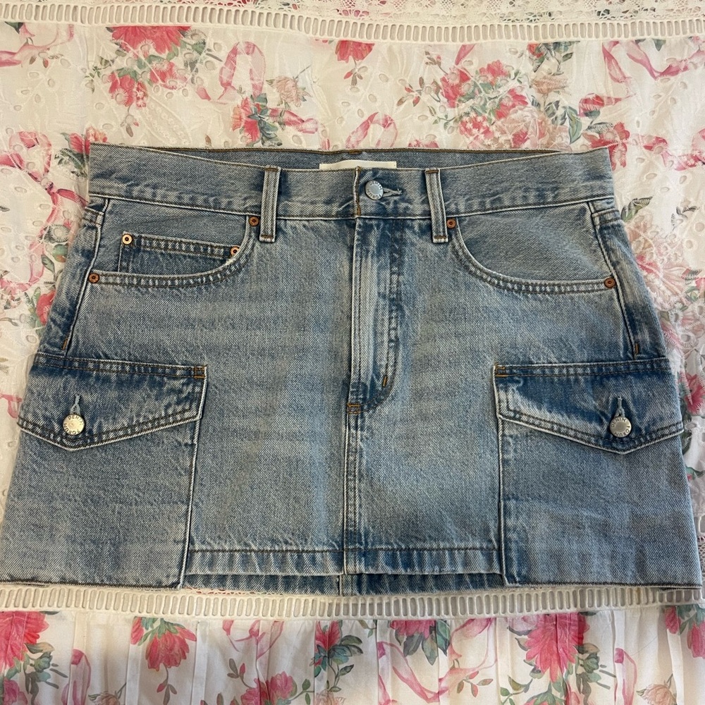 Aritzia Size 29 Light Wash Denim Forum “The '90s Cargo Mini Denim Skirt”